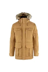 Parka Fjällräven modelo Nuuk, color marrón claro, con capucha ajustable con borde de piel sintética, múltiples bolsillos frontales y cierre frontal con solapa protectora.