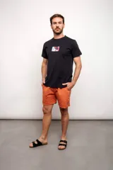 Short de baño celeste liso, con cordón ajustable, bolsillos laterales y suspensor interior de malla.