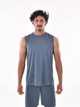 Musculosa deportiva color verde militar, con cuello redondo y corte sin mangas.