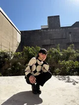 Buzo de tejido de punto color rosa con grandes círculos color borgoña.