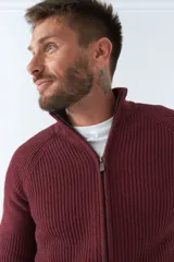 Campera tejida en buttone azul marino para hombre, de corte regular, con cierre completo y logo en grifa metálica.