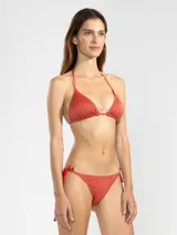 Top de bikini triángulo color naranja con lurex plateado, tirantes finos y almohadillas removibles.