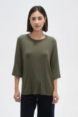 Remera de viscosa en color verde oliva, con cuello redondo y mangas 3/4. Presenta un diseño de tejido acanalado y corte holgado.