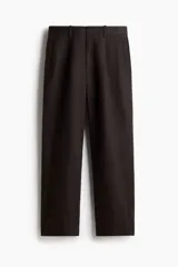 Pantalón de corte relajado confeccionado en una mezcla de algodón y lino. Presenta pinzas frontales, cierre con botón y corchete oculto, bolsillos laterales ribeteados y bolsillos traseros con botón.