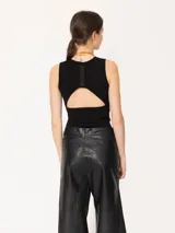 Top negro ajustado al cuerpo, sin mangas y con paneles de encaje en los laterales.