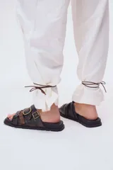 Sandalias bajas de cuero color gris con tres tiras horizontales con hebillas metálicas y plantilla anatómica.