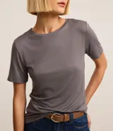 Blusa básica de viscosa y elastano de la marca Cortelle, color mostaza, con escote redondo y mangas cortas.