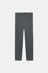 Leggings de tiro alto, color gris melange, confeccionados en tejido elástico con cintura elástica.