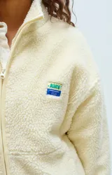 Campera de corderito sintético con efecto shearling, color crudo, de corte holgado y cierre frontal con cremallera.