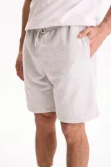 Bermuda deportiva sin friza color azul marino, con cintura elástica con cordón ajustable y bolsillos laterales.