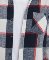 Sobrecamisa de tejido suave con diseño de cuadros en tonos azul marino, blanco y líneas rojas. Presenta cuello clásico, cierre frontal con botones, un bolsillo superior en el pecho y mangas largas con puños abotonados.