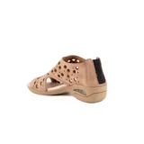 Sandalia baja de cuero color beige, con diseño cerrado en el talón y perforaciones circulares en el empeine. Cuenta con suela de goma con cámara de aire en el talón y plantilla marrón.