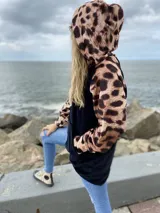 Canguro negro con mangas y capucha con estampado animal print.