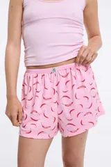 Short blanco con estampado de pequeñas flores rojas, cintura elastizada.