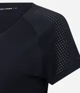 Remera deportiva de microfibra color blanco, con cuello redondo, mangas cortas y paneles laterales con perforaciones para mayor ventilación.