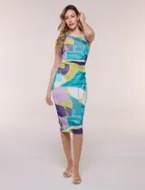 Vestido midi de silueta al cuerpo confeccionado en tul elastizado, con escote redondo, diseño sin mangas, frunces laterales en la cintura y forro interior a tono. Presenta un estampado geométrico multicolor en tonos verde, turquesa, violeta y blanco.