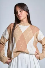 Sweater de punto con diseño de rombos en tonos beige y blanco, cuello redondo y corte holgado.