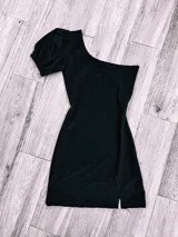 Minivestido blanco con un hombro descubierto y manga corta abullonada.