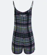 Enterito corto con tirantes finos y estampado a cuadros en tonos blanco, negro, verde y amarillo.