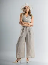 Conjunto sastrero rayado compuesto por chaleco con botones y pantalón wide leg.