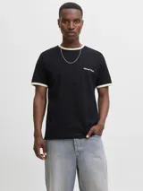 Remera negra de manga corta con calce relajado y cuello redondo. Cuenta con ribetes en contraste color beige en el cuello y los puños, además de un pequeño bordado en el pecho con texto en tipografía cursiva.