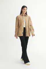 Sobrecamisa color beige de pana con cuello solapa clásico, bolsillos cuadrados en el pecho, botones personalizados y calce holgado.