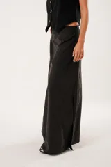 Falda larga negra confeccionada en tela suave con acabado tipo piel de durazno y cierre invisible lateral.