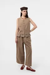 Pantalon de pierna amplia y calce relajado color tostado, con cintura elastizada y lazo regulable.