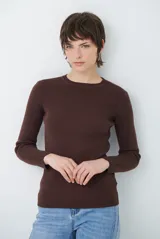 Buzo de tejido morley color marrón, con cuello redondo y mangas largas, de corte ajustado al cuerpo.