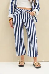 Jeans de corte recto y largo tobillero, con diseño de rayas verticales en color azul marino y blanco. Presenta tiro medio, bolsillos clásicos y trabillas para cinturón.