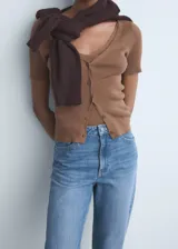 Jeans estilo mom fit de tiro alto y diseño crop, confeccionados en tejido de algodón vaquero en color azul medio. Cuenta con cierre delantero de cremallera y botón, trabillas para cinturón y diseño clásico de cinco bolsillos.