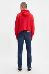 Jeans Levi's modelo 512 Slim Taper de corte ajustado, con diseño de pierna cónica y tiro medio. Confeccionados en denim azul con efecto de lavado sutil.