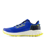 Championes de trail running New Balance Fresh Foam Garoé V1, con diseño en color azul vibrante, detalles en naranja y negro, y suela con tecnología AT Tread. Presentan entresuela Fresh Foam con efecto moteado y suela de goma amarilla para mayor tracción.