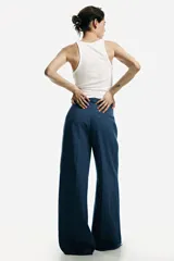 Pantalón sastrero de tiro alto y perneras amplias en color azul, con pinzas delanteras y traseras marcadas, y trabillas para cinturón.