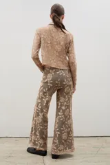 Pantalón de corte recto y holgado confeccionado en encaje con diseño floral, con pretina elastizada.
