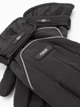 Guantes negros impermeables marca Forum con velcro ajustable en la muñeca, detalles reflectantes y tela antideslizante en las palmas y dedos.