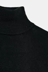 Jersey de cuello alto confeccionado en lana 100%, de manga larga y diseño clásico con acabado de tacto suave.