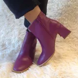 Botas cortas de cuero color crema, con cierre lateral y taco cuadrado. Forro, capellada y plantilla 100% cuero.