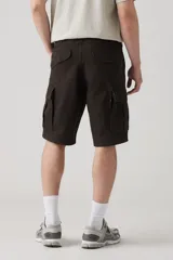 Short cargo color marrón oscuro, de corte recto y bolsillos laterales con solapa en las piernas.