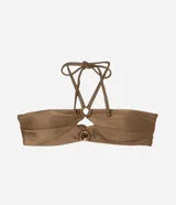 Top de bikini bandeau color verde oliva, con tirantes finos al cuello y detalle de aros de paja en el centro.