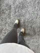 Calza de morley color gris vintage, con corte ajustado, costuras verticales frontales y aberturas en el ruedo.