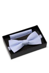 Moña con pañuelo celeste.