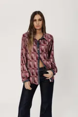 Camisa de seda estampada con diseño retro estilo cubista en tonos ciruela, violeta y gris acero, con botones símil metal y cuello camisero con solapa.