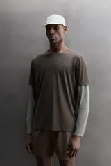 Camiseta de running Zara Athleticz confeccionada en tejido técnico semitransparente, ligero y elástico. Presenta cuello redondo, manga corta y bajo con aberturas laterales con acabados termofijados.