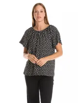 Blusa de crepe con estampado geométrico en blanco y negro, cuello redondo elastizado con frunces y mangas cortas amplias.