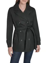 Campera corta tipo trench de Tommy Hilfiger, color negro, con diseño cruzado de doble botonadura, cuello con solapa, cinturón ajustable en la cintura, bolsillos laterales y puños ajustables.