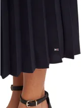 Falda midi plisada azul marino de poliéster reciclado, con cintura elástica con logo tonal de Tommy Hilfiger bordado y logo esmaltado en el bajo.