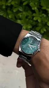 Reloj de pulsera Poedagar modelo 930 Monaco Green, con caja y malla de acero inoxidable plateado y esfera verde con indicadores de día y fecha.