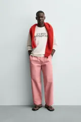 Camiseta de manga larga color blanco roto, corte relajado (relaxed fit) con cuello redondo y texto estampado en negro en el pecho que dice "CUPID APPROVED".