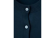 Cardigan de punto en color azul marino, con cuello redondo y cierre frontal de botones. Presenta un diseño clásico de manga larga con puños ajustados.